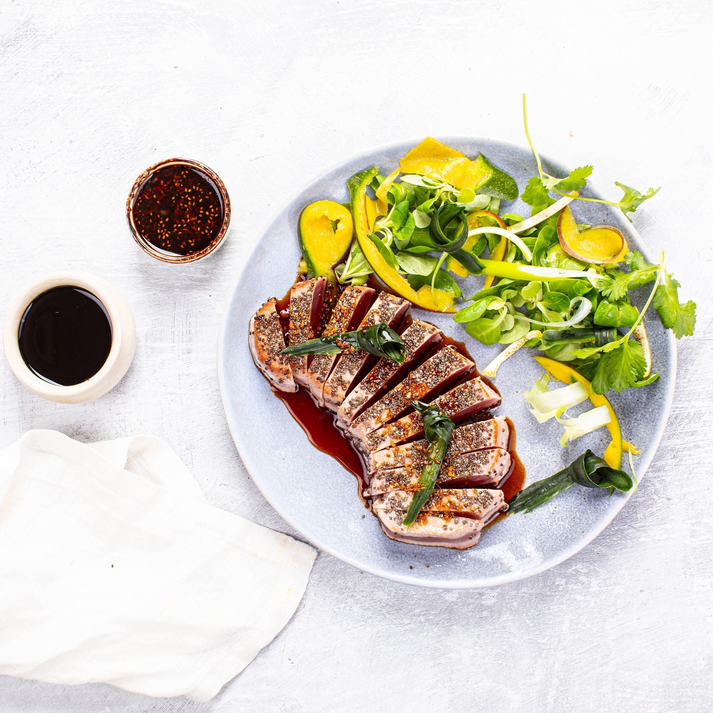 Lynstegt tun med salat og soyadressing (2 personer)